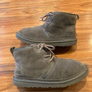 UGG Neumel big boys Boots Charcoal/Gray Suede Ankle Chukka Boots SZ 6/38